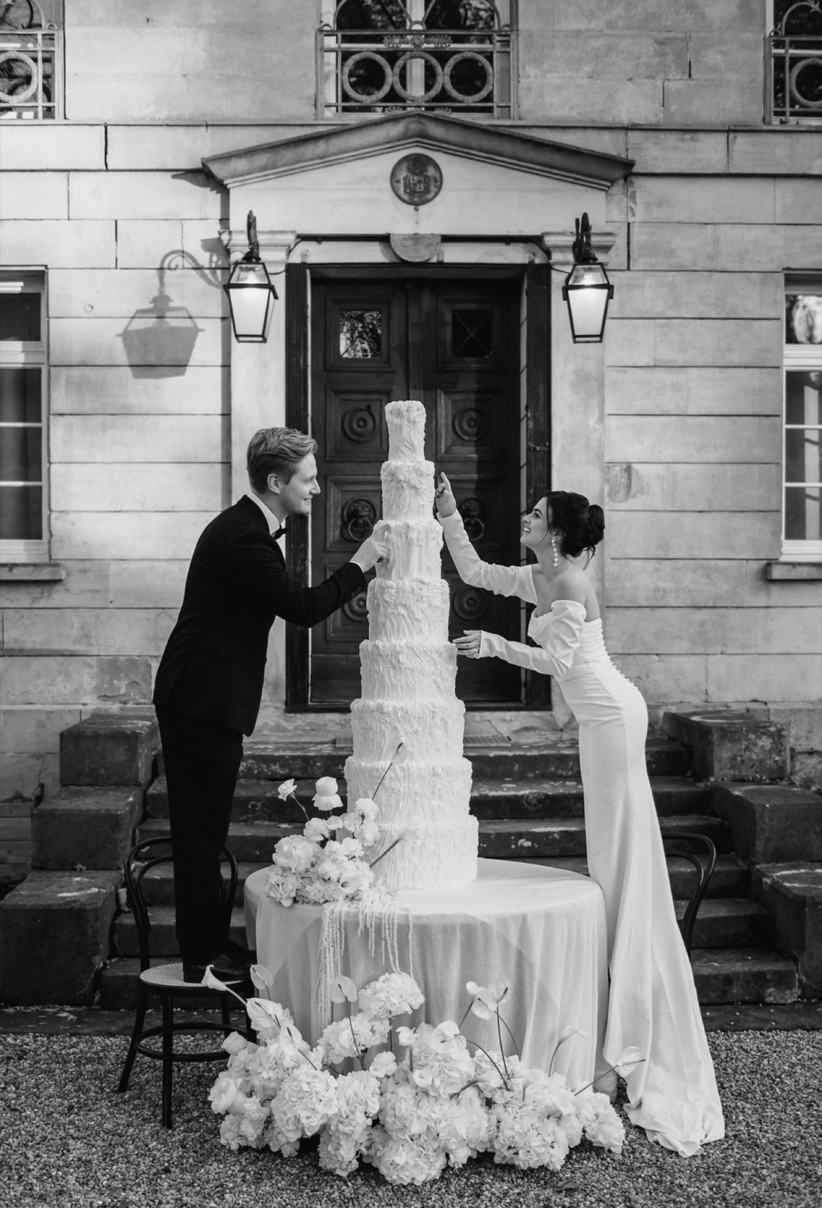 Paar mit Hochzeitstorte am Château